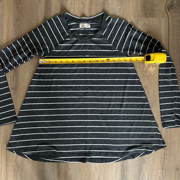 4/$20 Hollister | Striped Long Sleeve Knit T-Shirts (Grey & White) - Picture 4 of 6
